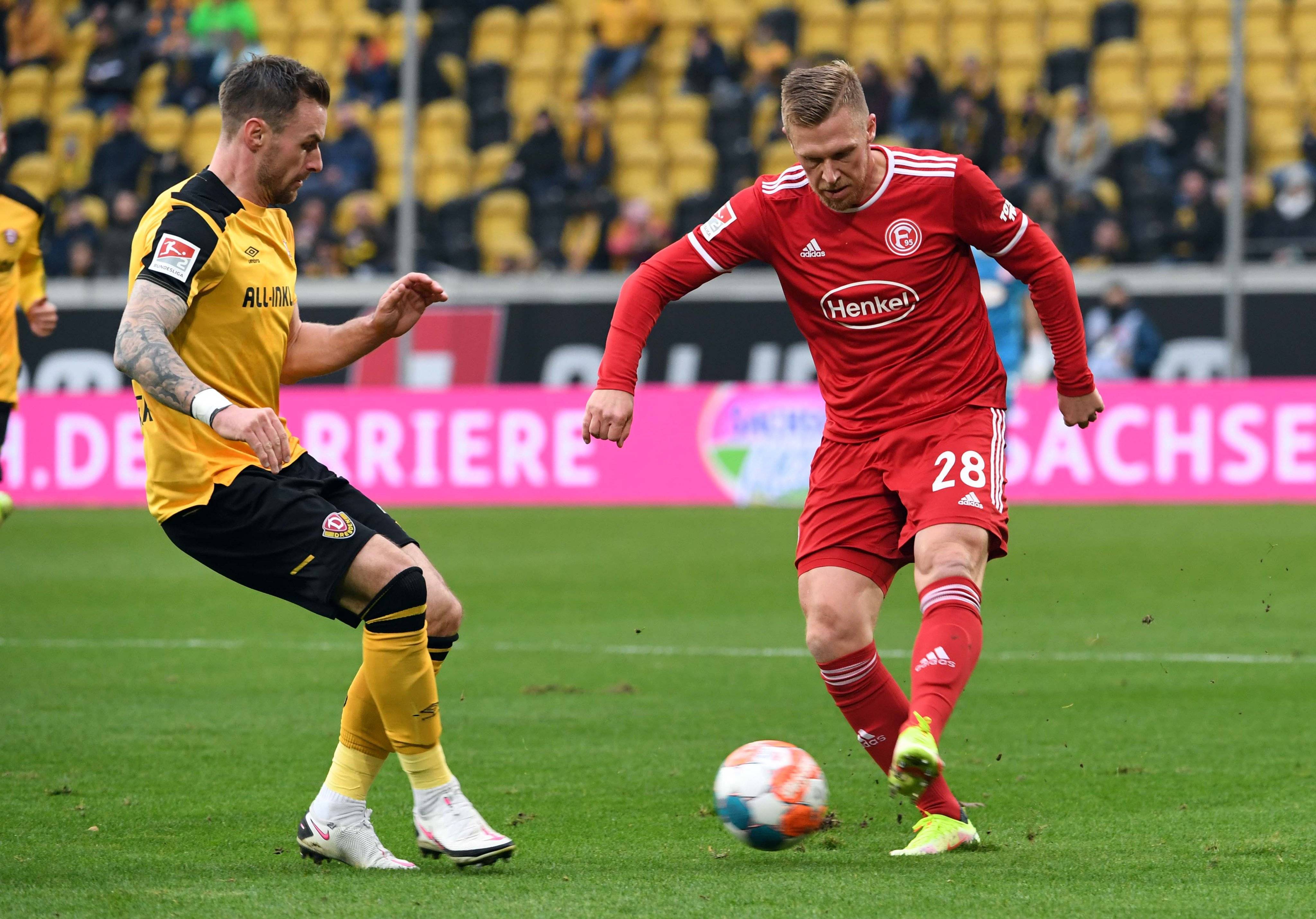 包含赛地聚焦——德甲冲刺阶段热度飙升；切尔西完成体检；球迷炸锅；年轻球员得到机会的词条